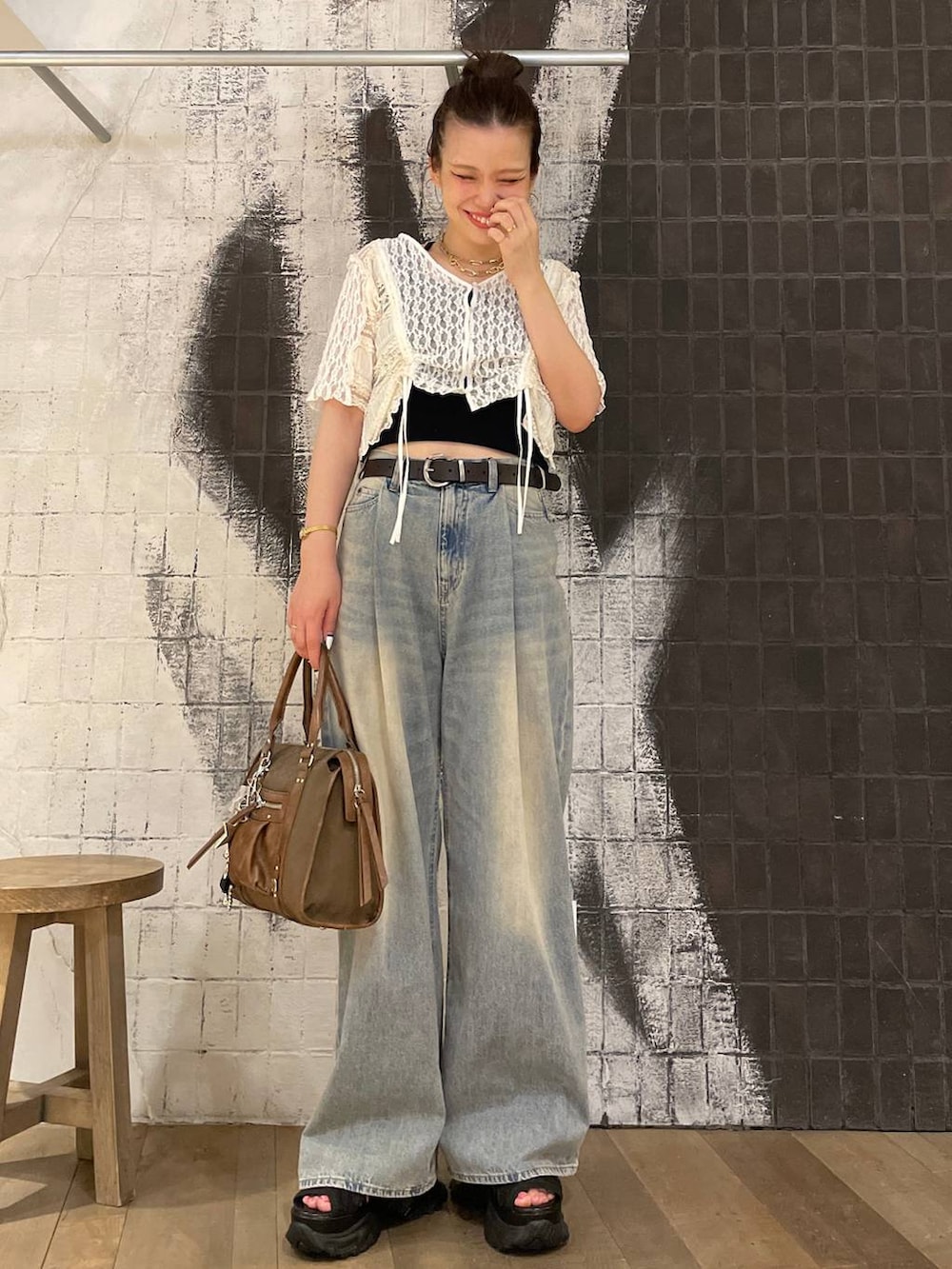 「着痩せ・細見え、体型カバー、ベーシック/シンプル、ママコーデ、ジーナシスト_JEANASIS、オーバーサイズ、デニムパンツ、バッグ、サンダル、パンツ、春夏コーデ、夏コーデ」｜「JEANASISのYラインロングチェーンネックレス/290385（ネックレス、ゴールド系）」を使った、AI_YOSHIHARAさん（レディース・165cm）の夏コーディネートの8枚目の写真