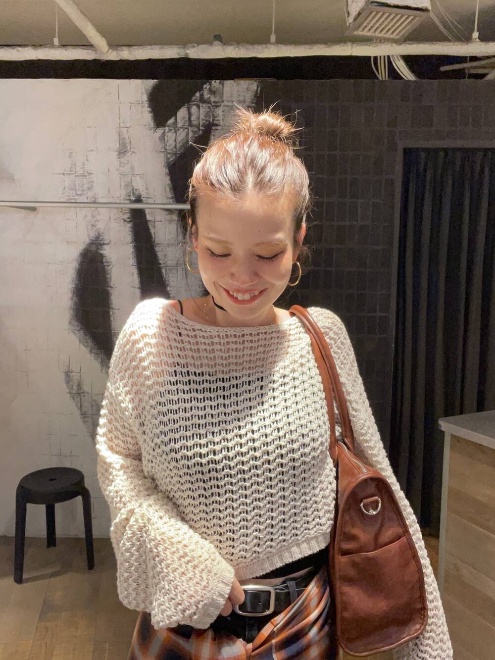 ブラウン系のシャツ/ブラウス、グレー系のデニムパンツ、ブラック系のサンダルを着用したレディースの秋コーディネートの7枚目の写真