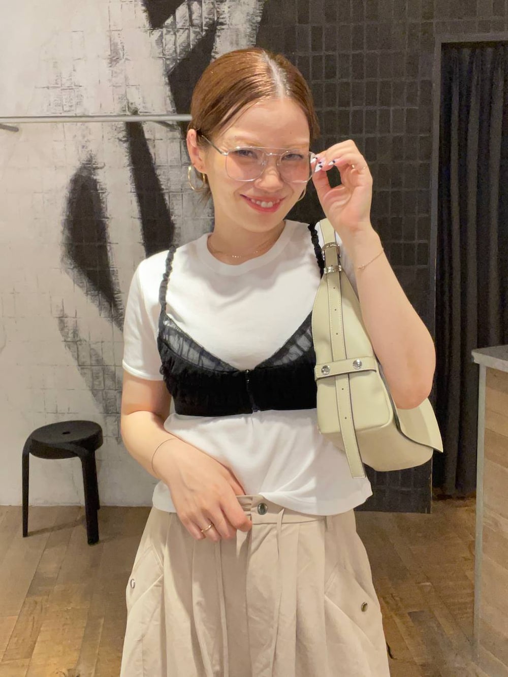 ブラック系のキャミソール、ブラック系のパンプス、ベージュ系のその他パンツを着用したレディースの夏コーディネートの2枚目の写真