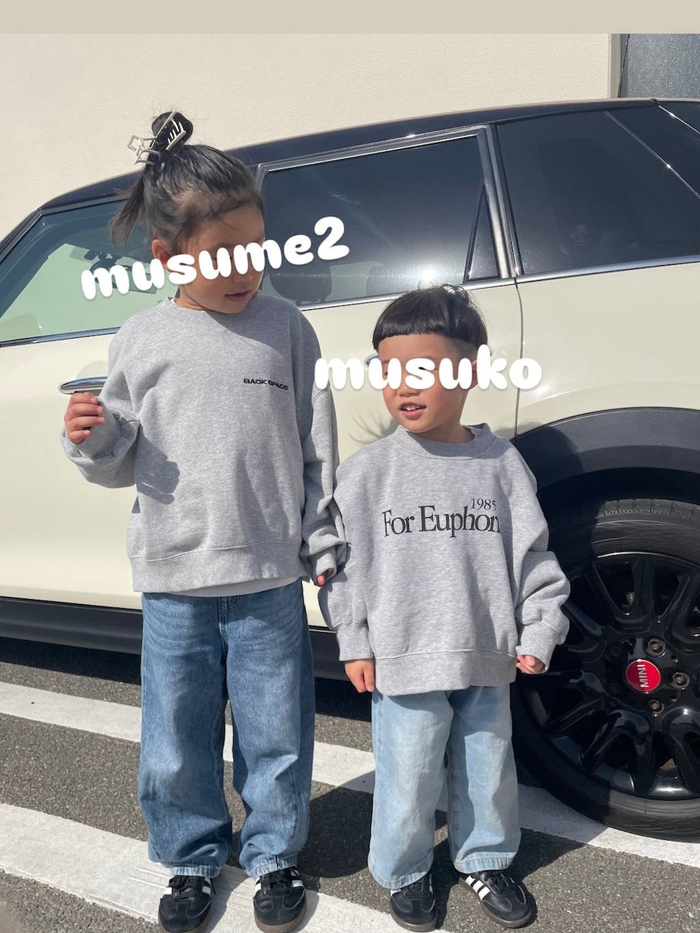 グレー系のスウェット、グレー系のスウェットを着用したレディースの冬コーディネートの3枚目の写真