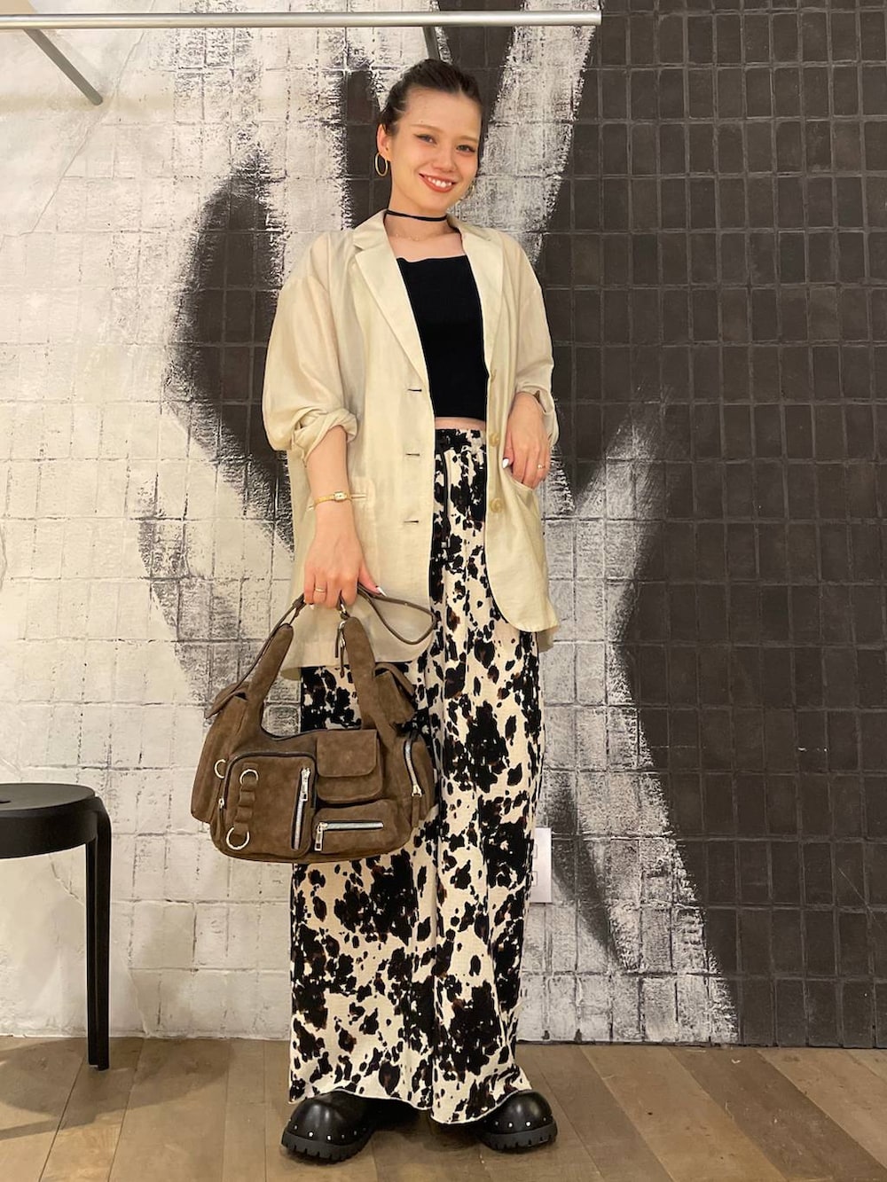 ブラウン系のショルダーバッグ、ブラック系のサンダル、ベージュ系のその他パンツを着用したレディースの秋コーディネートの3枚目の写真