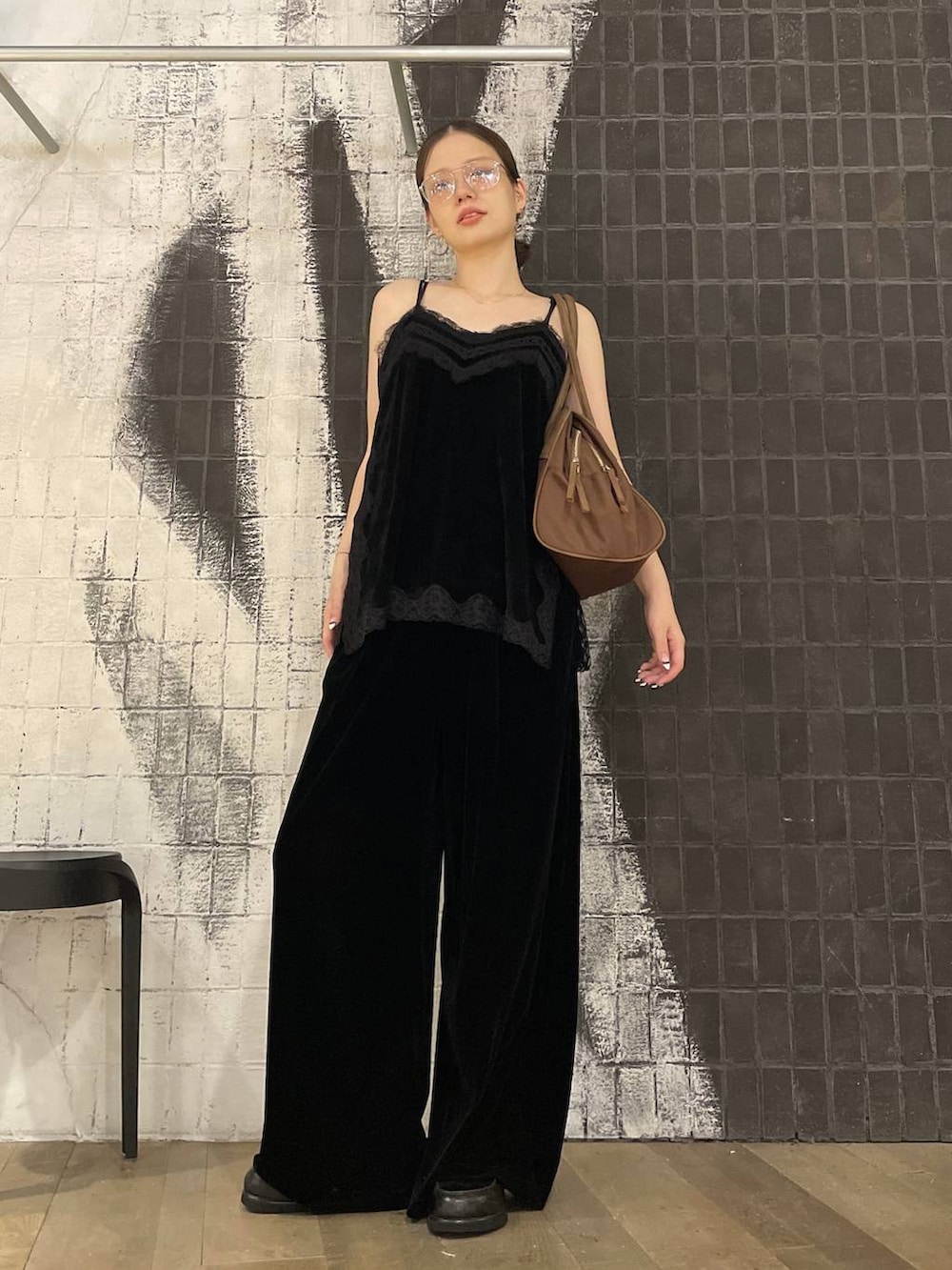 ブラック系のその他パンツ、ブラウン系のボストンバッグ、ブラック系のキャミソールを着用したレディースの夏コーディネートの4枚目の写真