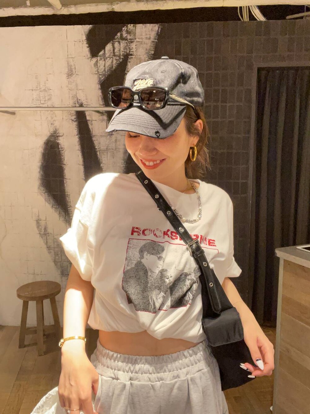 ブラック系のサンダル、ブラック系のショルダーバッグ、グレー系のスウェットパンツを着用したレディースの夏コーディネートの7枚目の写真