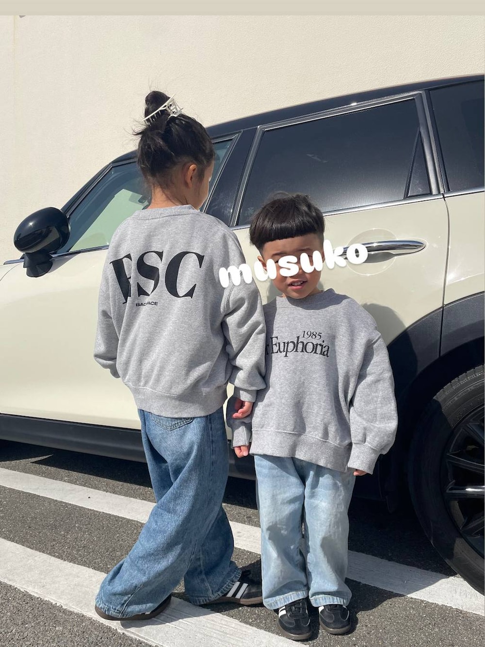 グレー系のスウェット、グレー系のスウェットを着用したレディースの冬コーディネートの4枚目の写真