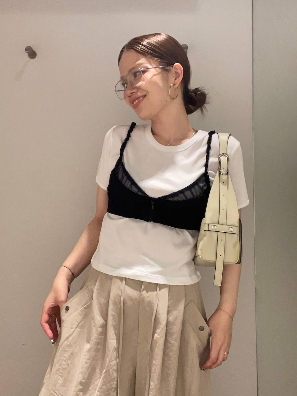 ブラック系のキャミソール、ブラック系のパンプス、ベージュ系のその他パンツを着用したレディースの夏コーディネートの7枚目の写真