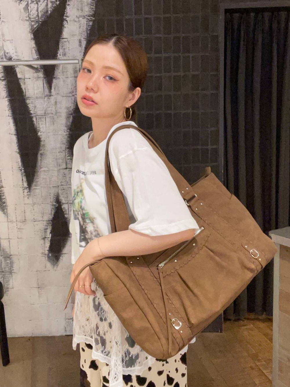 ベージュ系のその他パンツ、ブラウン系のトートバッグ、ブラック系のサンダルを着用したレディースの夏コーディネートの5枚目の写真