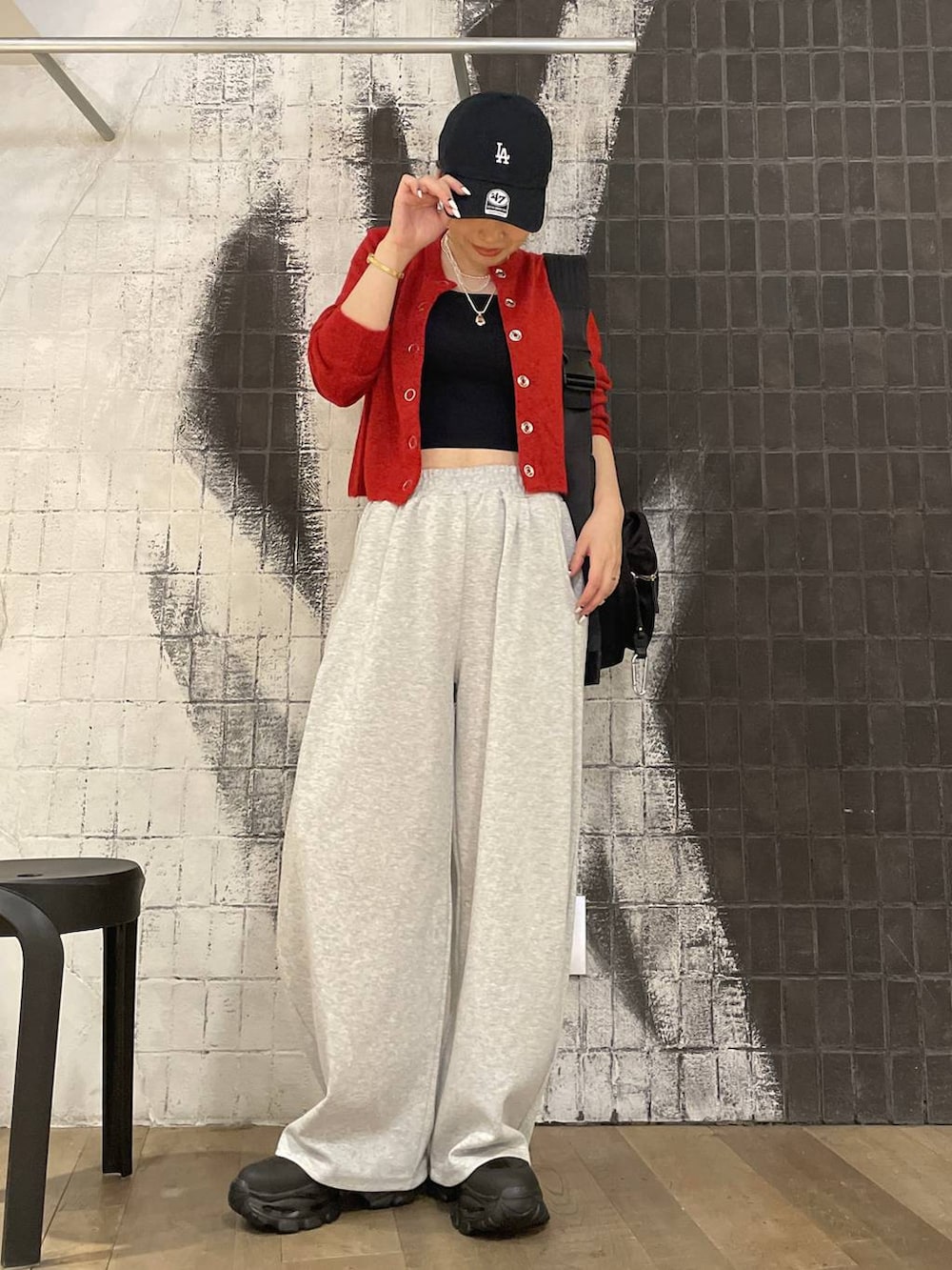 ブラック系のショルダーバッグ、ブラック系のブーツ、グレー系のスウェットパンツを着用したレディースの秋コーディネートの9枚目の写真