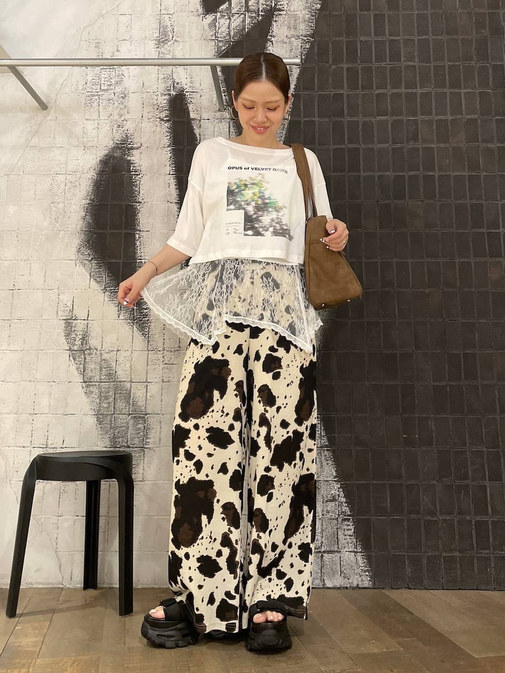 ベージュ系のその他パンツ、ブラウン系のトートバッグ、ブラック系のサンダルを着用したレディースの夏コーディネートの4枚目の写真