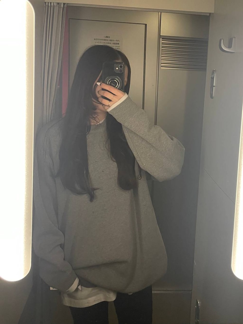 グレー系のニット/セーターを着用したレディースの冬コーディネートの2枚目の写真