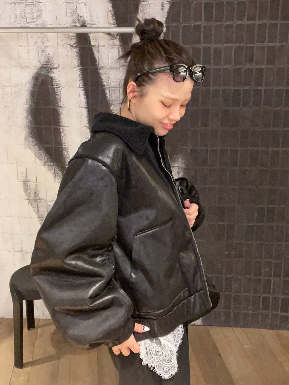 ブラック系のショルダーバッグ、ブラック系のブーツ、ブラック系のブルゾンを着用したレディースの冬コーディネートの7枚目の写真