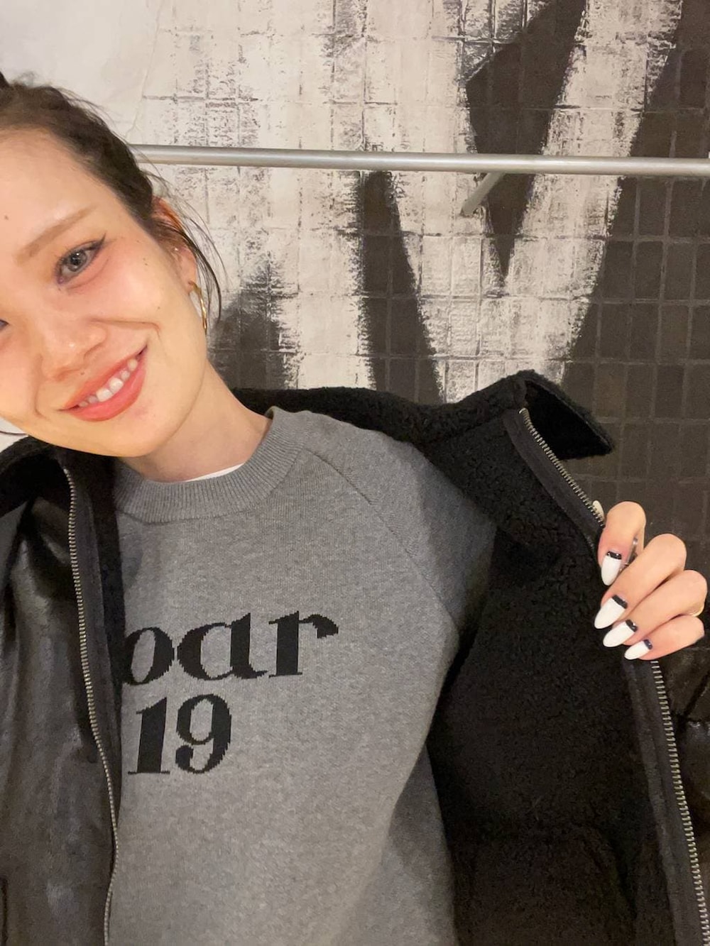 ブラック系のショルダーバッグ、ブラック系のブーツ、ブラック系のブルゾンを着用したレディースの冬コーディネートの5枚目の写真