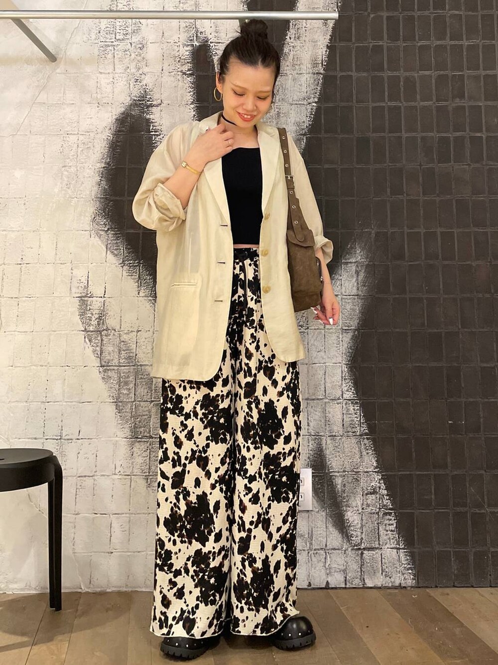 ブラウン系のショルダーバッグ、ブラック系のサンダル、ベージュ系のその他パンツを着用したレディースの秋コーディネートの7枚目の写真