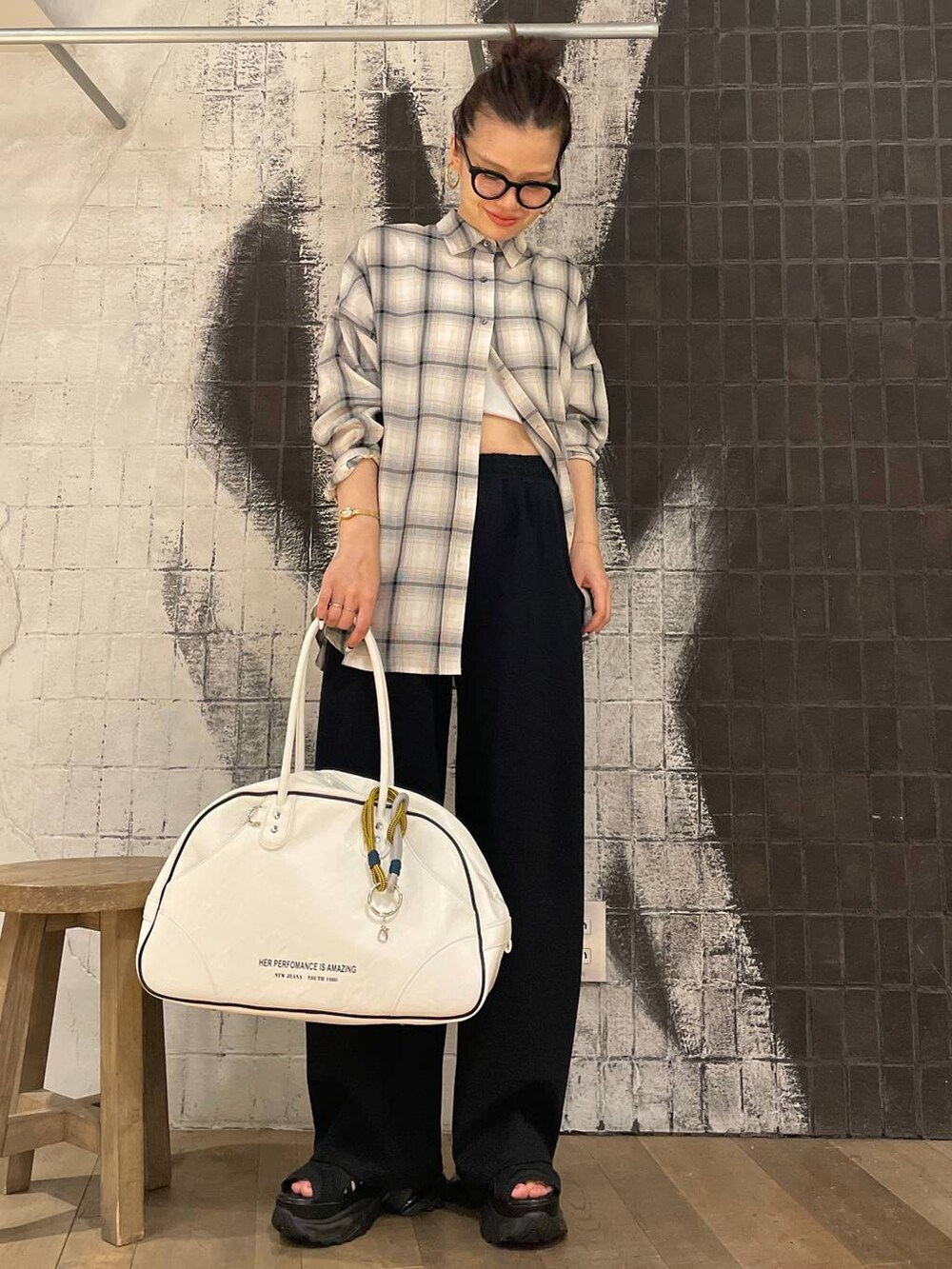 ホワイト系のシャツ/ブラウス、ブラック系のサンダル、ホワイト系のタンクトップを着用したレディースの夏コーディネートの6枚目の写真