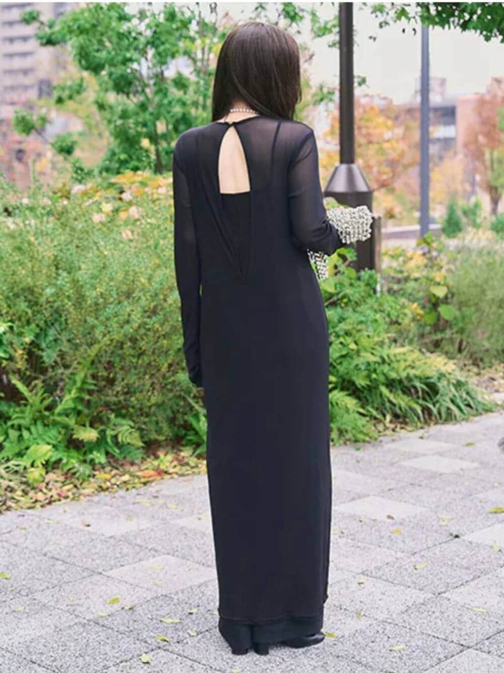 ブラック系のチョーカーを着用したレディースの冬コーディネートの3枚目の写真