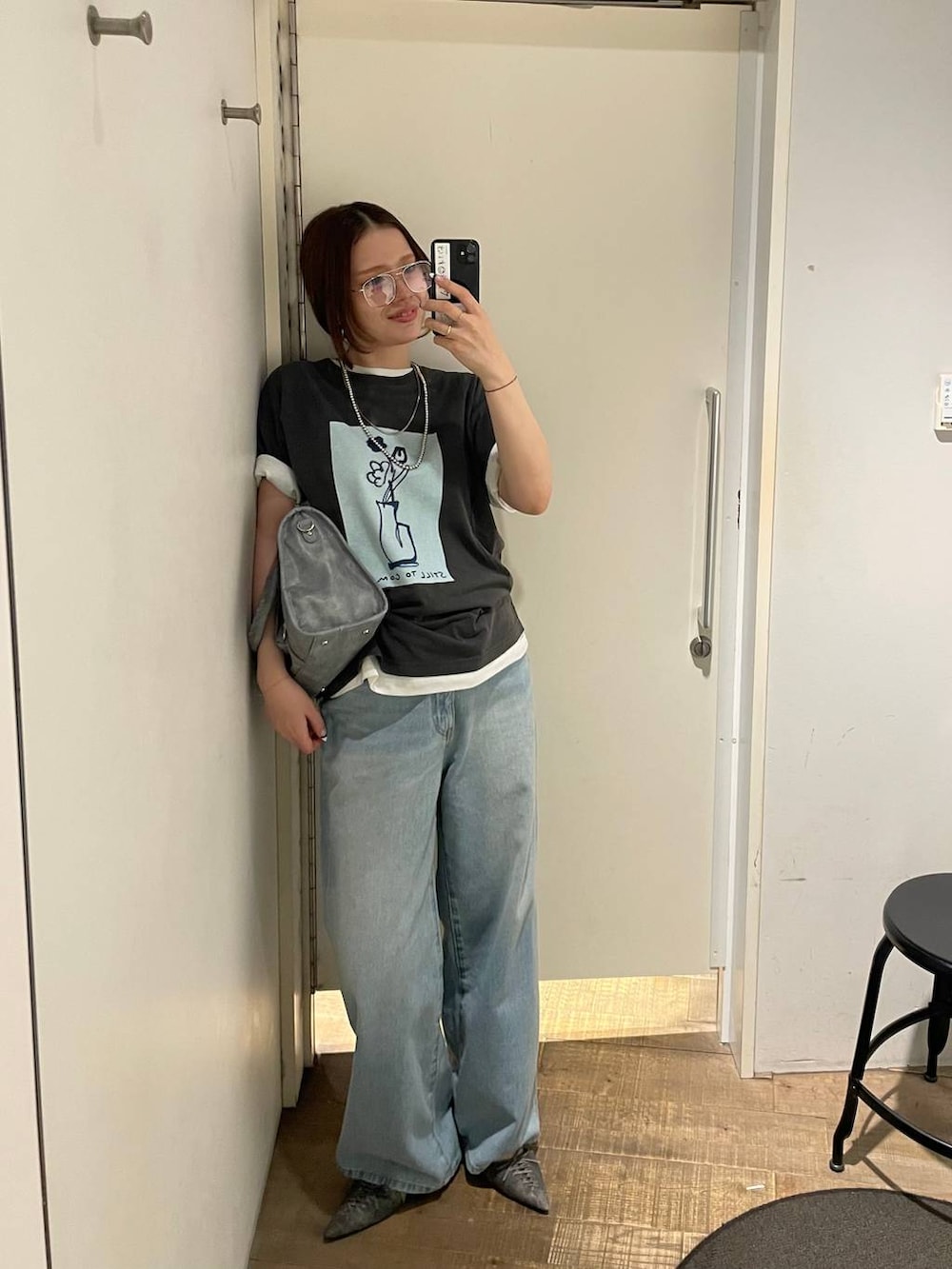 ホワイト系のTシャツ/カットソー、グレー系のTシャツ/カットソー、ブルー系のボストンバッグを着用したレディースの夏コーディネートの4枚目の写真