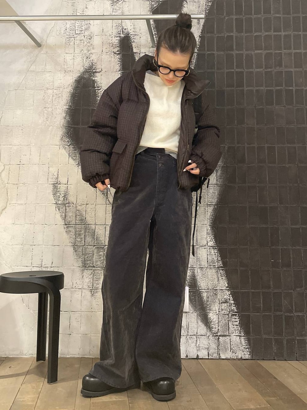 ブラック系のショルダーバッグ、ブラウン系のブルゾン、ブラック系のその他シューズを着用したレディースの冬コーディネートの6枚目の写真