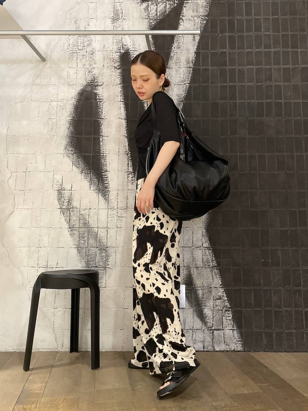 ベージュ系のその他パンツ、ブラック系のカーディガン/ボレロ、ブラック系のショルダーバッグを着用したレディースの夏コーディネートの3枚目の写真