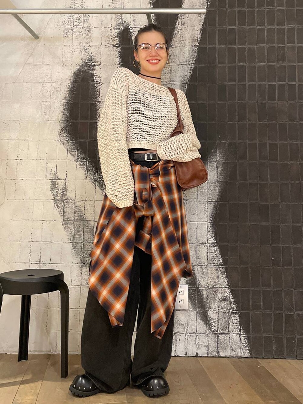 ブラウン系のシャツ/ブラウス、グレー系のデニムパンツ、ブラック系のサンダルを着用したレディースの秋コーディネートの4枚目の写真