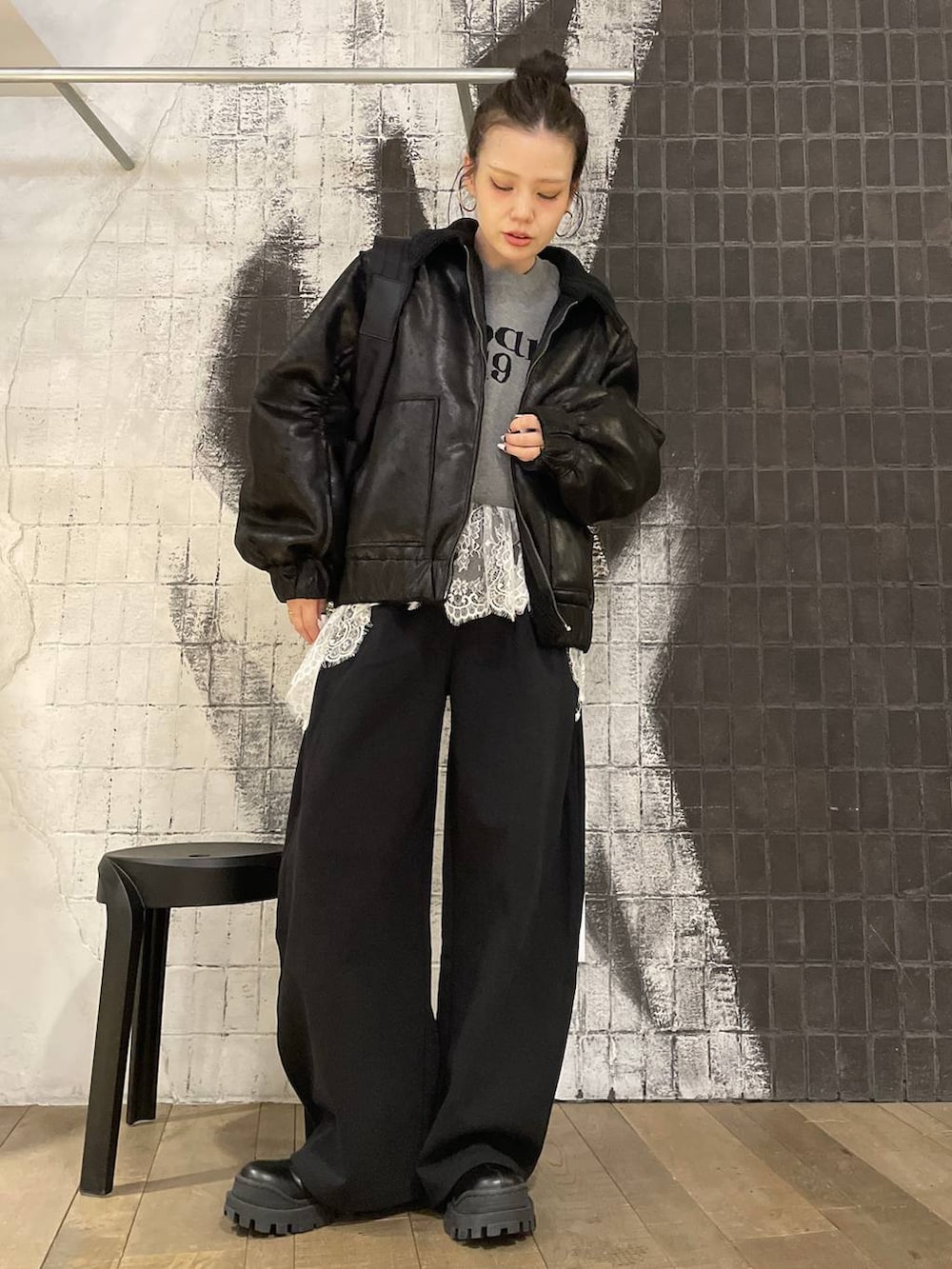 ブラック系のショルダーバッグ、ブラック系のブーツ、ブラック系のブルゾンを着用したレディースの冬コーディネートの6枚目の写真