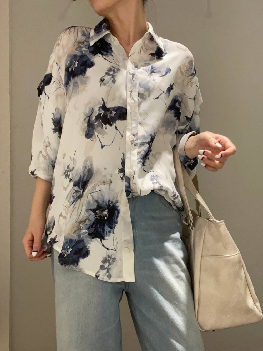 ホワイト系のトートバッグ、ホワイト系のドレスシューズ、ブルー系のスウェットを着用したレディースの春コーディネートの5枚目の写真