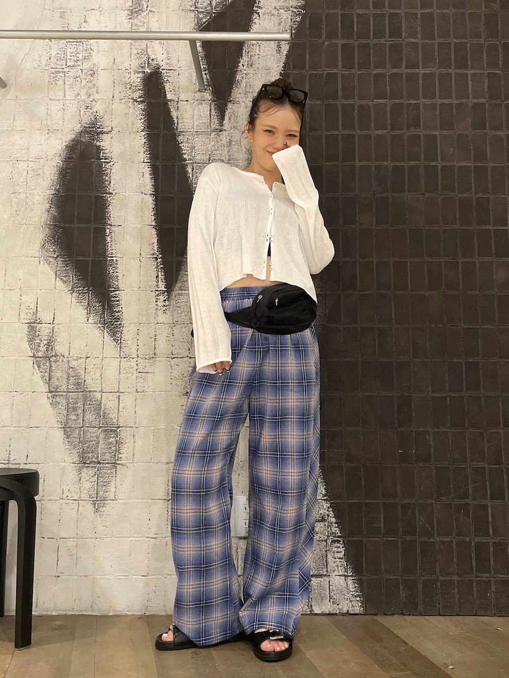 ブルー系のその他パンツ、ホワイト系のカーディガン/ボレロ、ブラック系のサンダルを着用したレディースの夏コーディネートの5枚目の写真