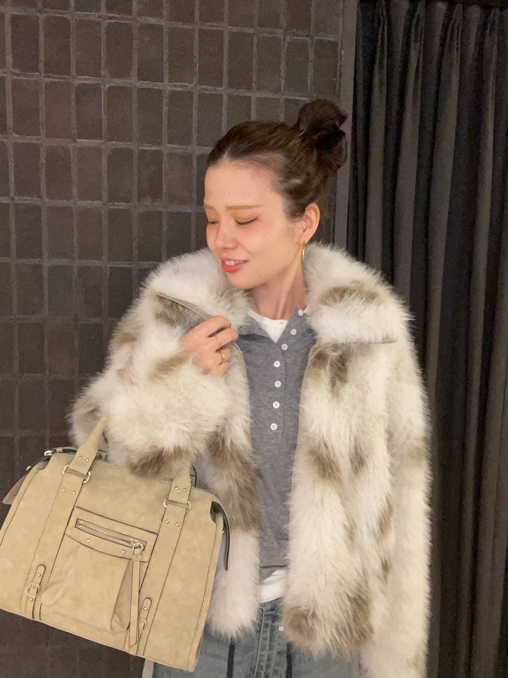 ベージュ系のボストンバッグ、ホワイト系のTシャツ/カットソー、グレー系のTシャツ/カットソーを着用したレディースの冬コーディネートの6枚目の写真