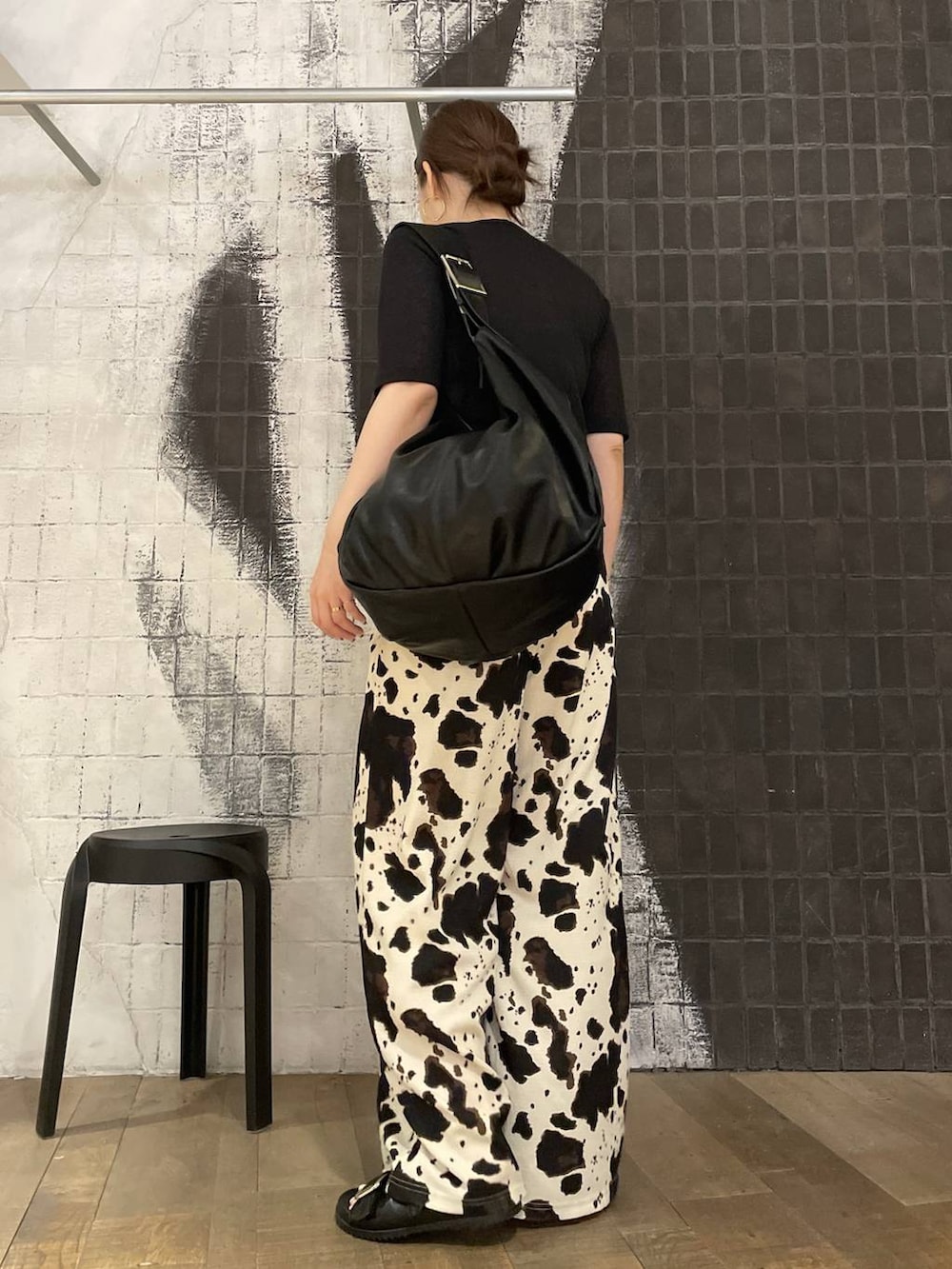ベージュ系のその他パンツ、ブラック系のカーディガン/ボレロ、ブラック系のショルダーバッグを着用したレディースの夏コーディネートの4枚目の写真
