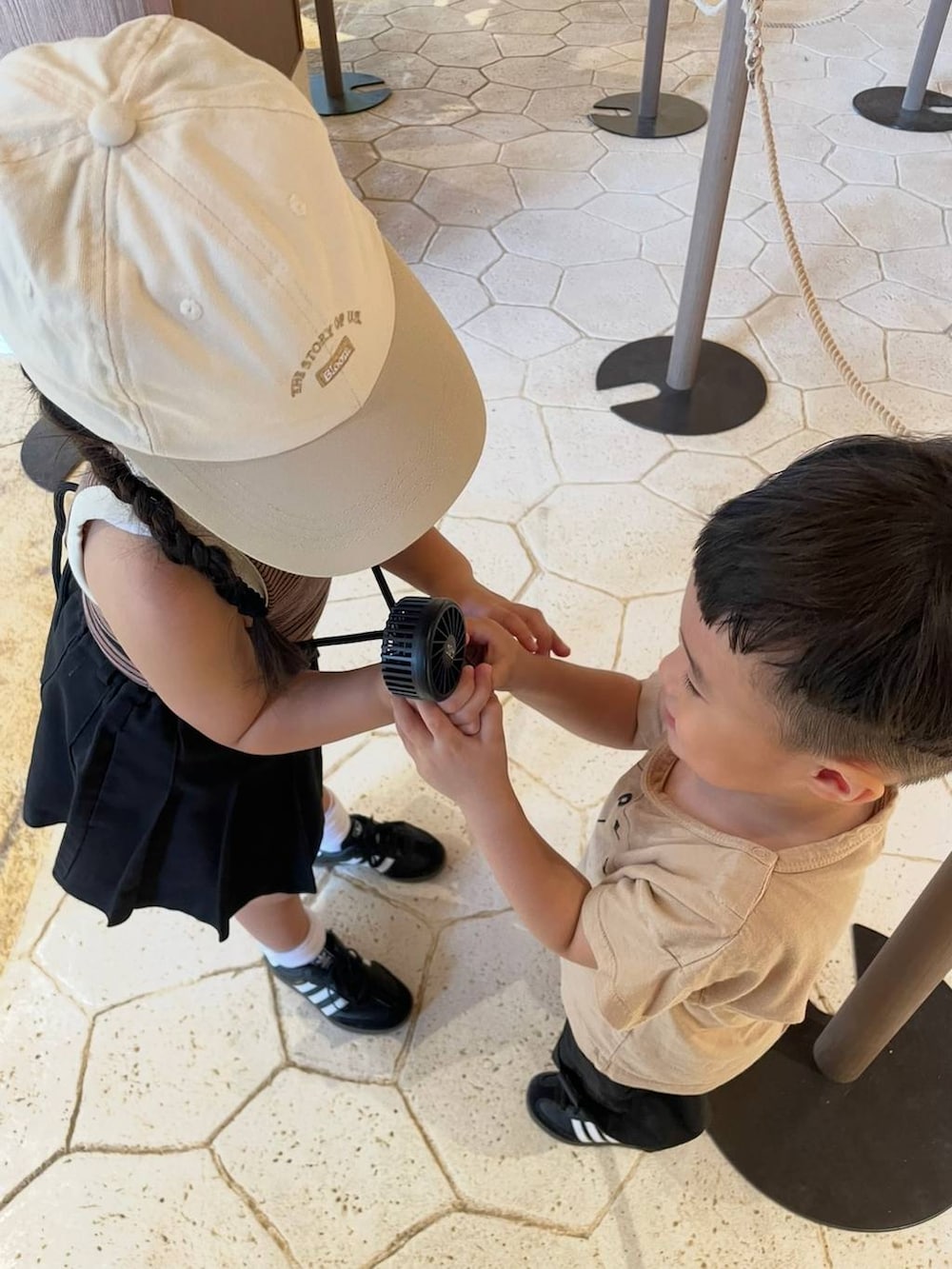 ブラック系のスニーカー、ブラック系のスニーカー、ブラック系のスニーカーを着用したレディースの夏コーディネートの2枚目の写真