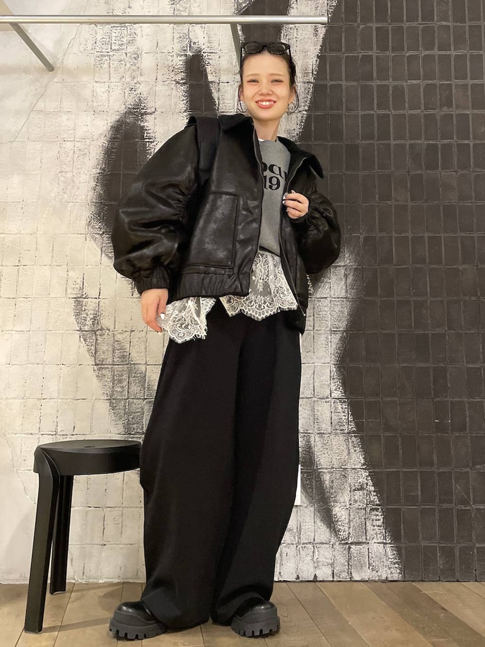 ブラック系のショルダーバッグ、ブラック系のブーツ、ブラック系のブルゾンを着用したレディースの冬コーディネートの2枚目の写真