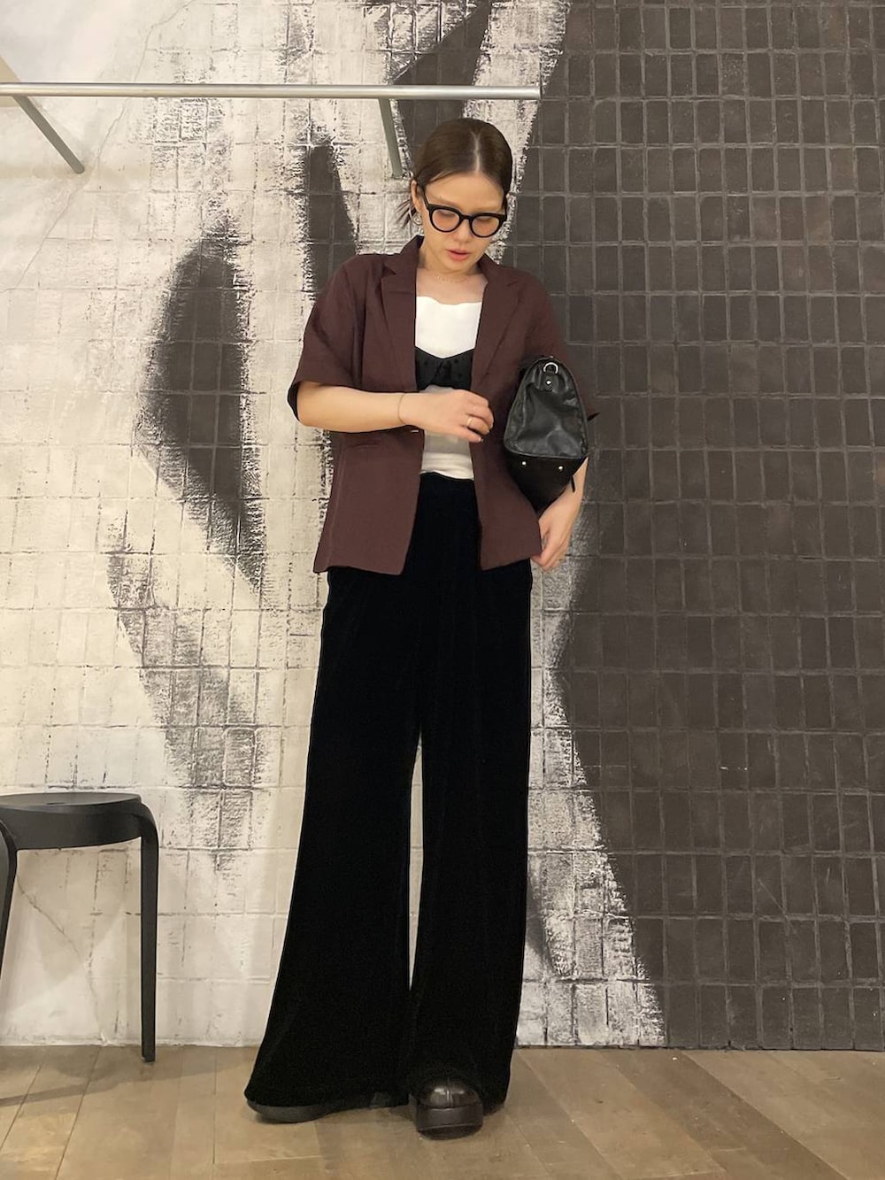 ブラック系のその他パンツ、ブラウン系のテーラードジャケット、ブラック系のその他トップスを着用したレディースの夏コーディネートの3枚目の写真