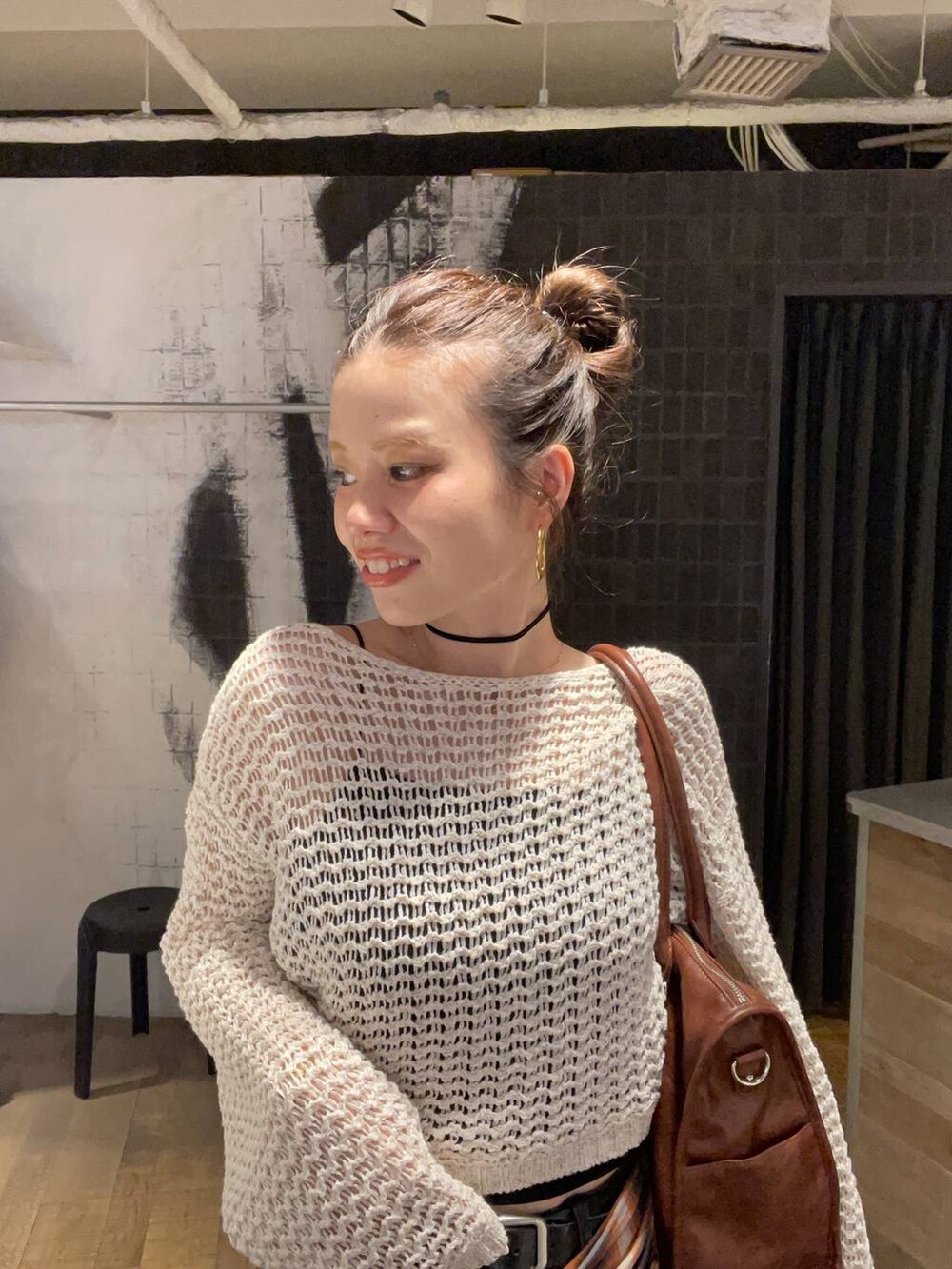 ブラウン系のシャツ/ブラウス、グレー系のデニムパンツ、ブラック系のサンダルを着用したレディースの秋コーディネートの5枚目の写真