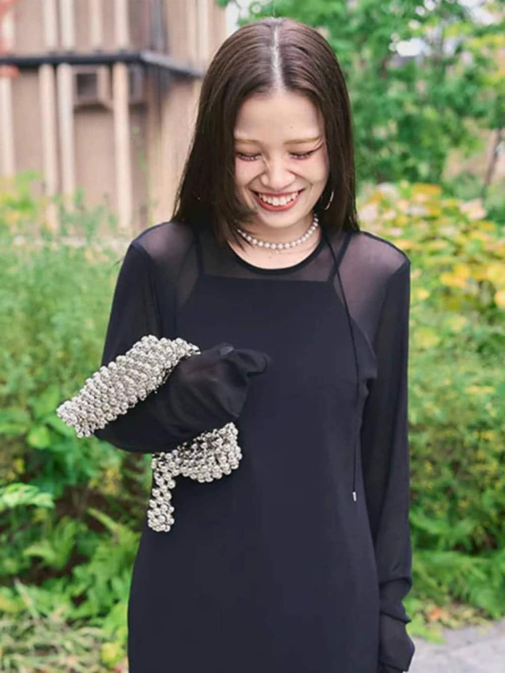 ブラック系のチョーカーを着用したレディースの冬コーディネートの2枚目の写真