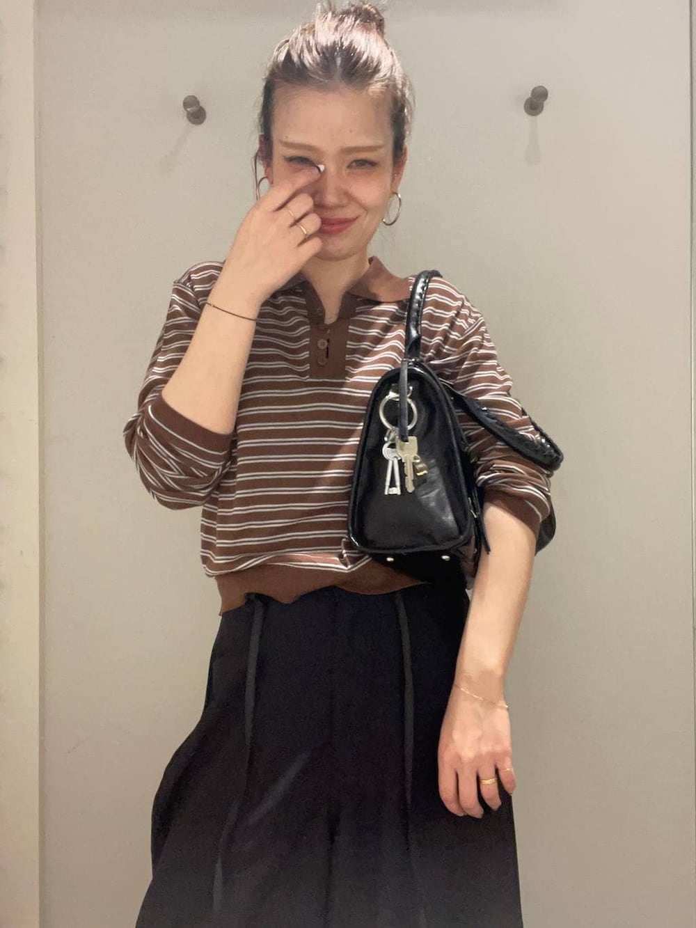 ブラック系のローファー、ブラック系のボストンバッグ、ブラック系のスラックスを着用したレディースの春コーディネートの4枚目の写真