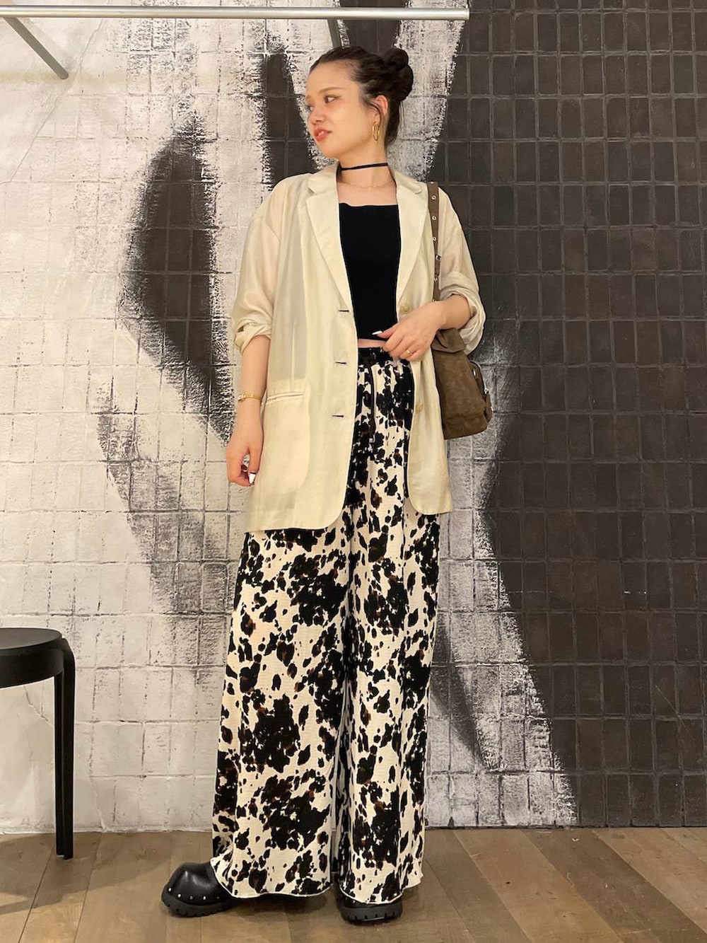 ブラウン系のショルダーバッグ、ブラック系のサンダル、ベージュ系のその他パンツを着用したレディースの秋コーディネートの5枚目の写真