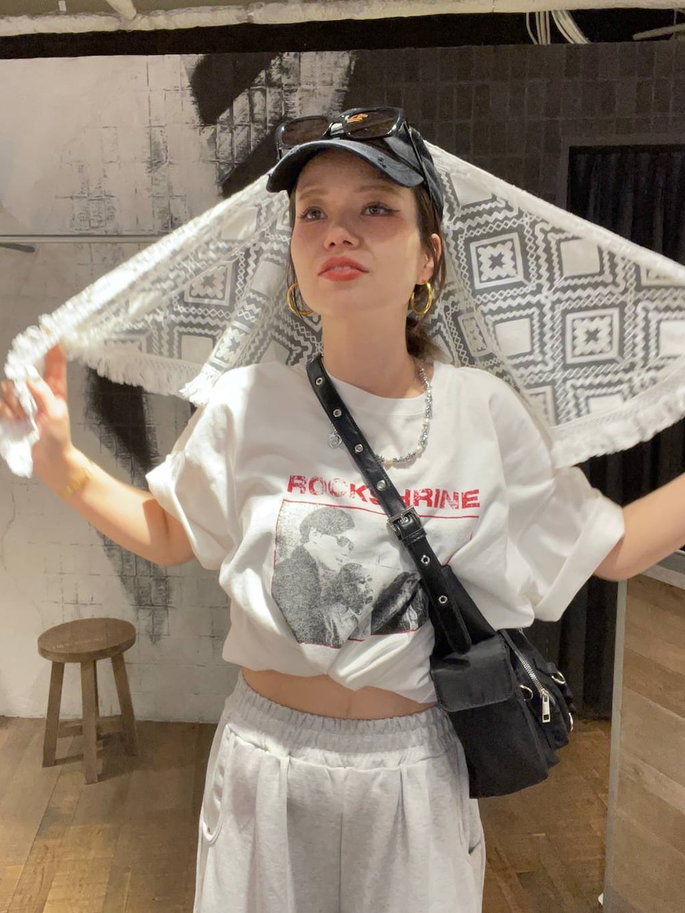 ブラック系のサンダル、ブラック系のショルダーバッグ、グレー系のスウェットパンツを着用したレディースの夏コーディネートの3枚目の写真