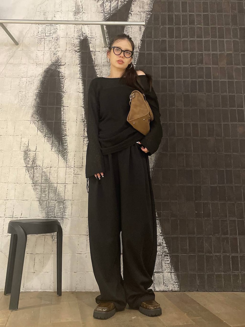 ブラウン系のローファー、ブラック系のTシャツ/カットソー、ブラウン系のボストンバッグを着用したレディースの夏コーディネートの4枚目の写真