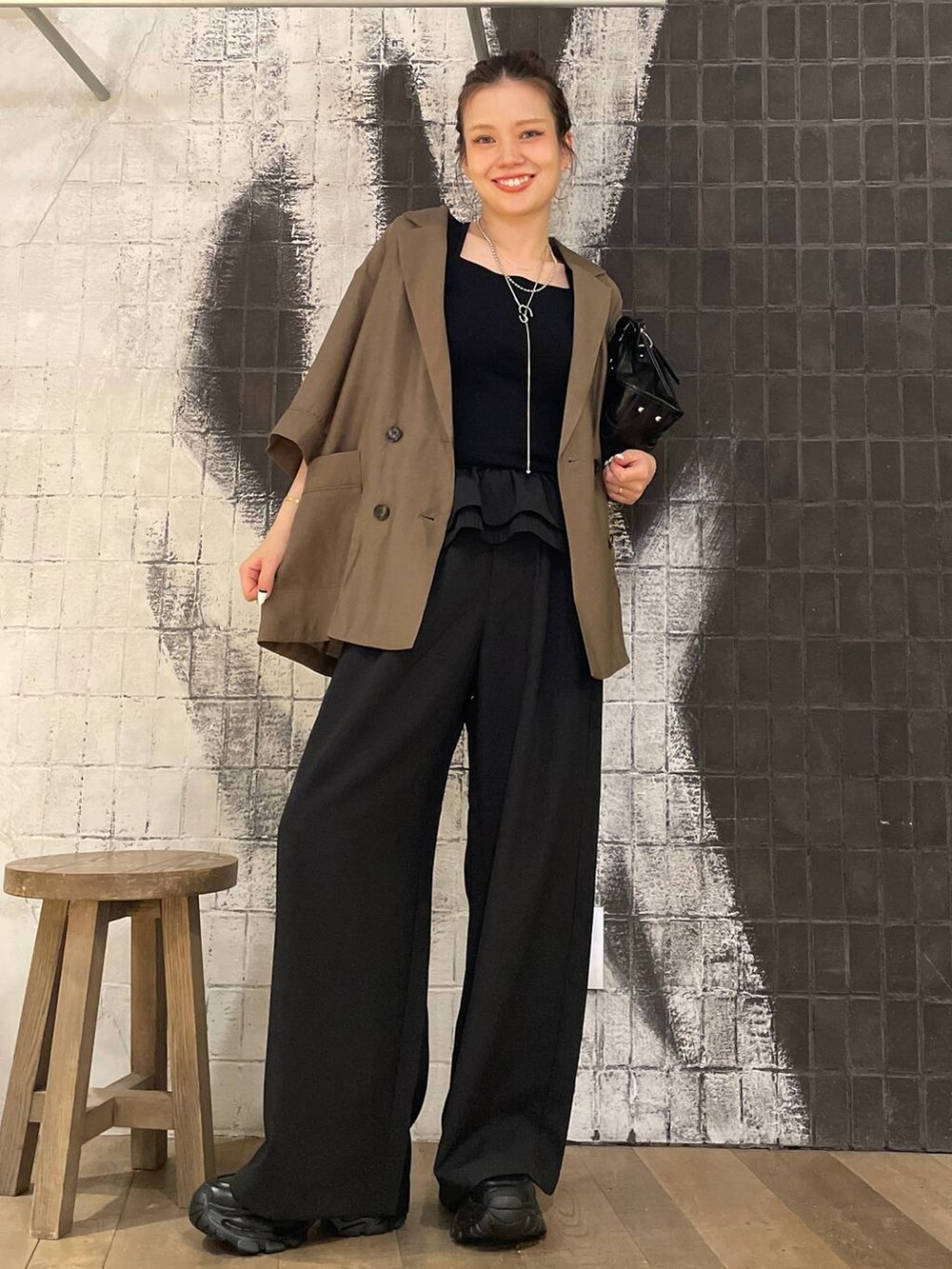 ブラック系のボストンバッグ、ブラック系のブーツ、ブラック系のその他パンツを着用したレディースの夏コーディネートの4枚目の写真