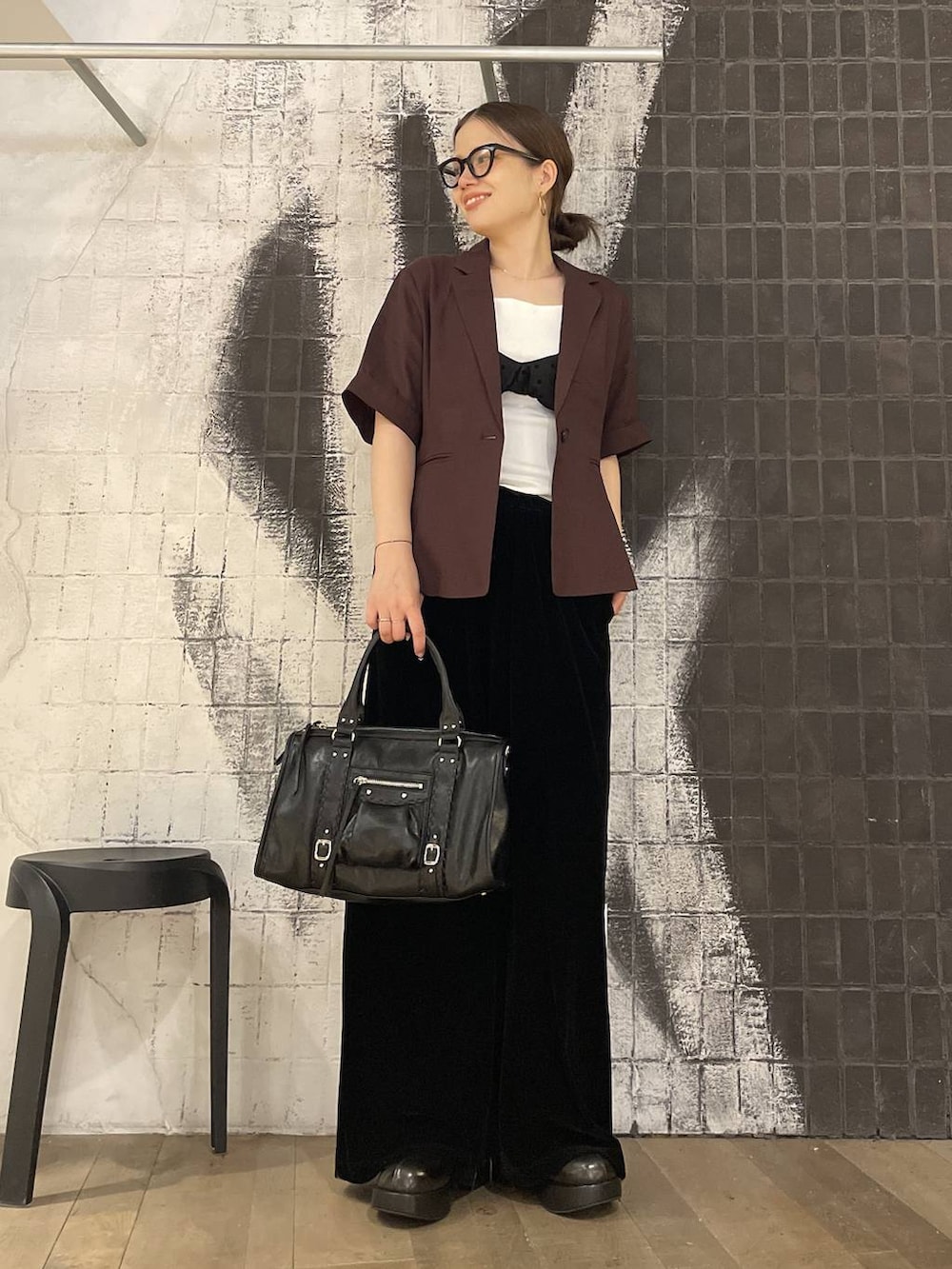 ブラック系のその他パンツ、ブラウン系のテーラードジャケット、ブラック系のその他トップスを着用したレディースの夏コーディネートの2枚目の写真