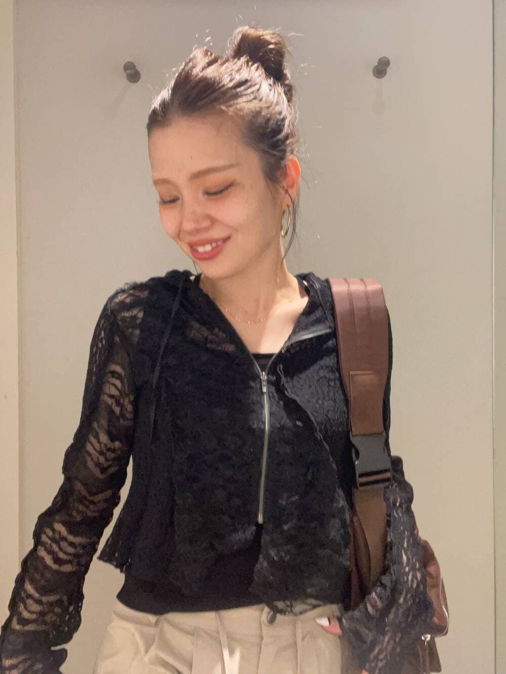 ブラウン系のショルダーバッグ、ブラック系のローファー、ベージュ系のその他パンツを着用したレディースの春コーディネートの7枚目の写真