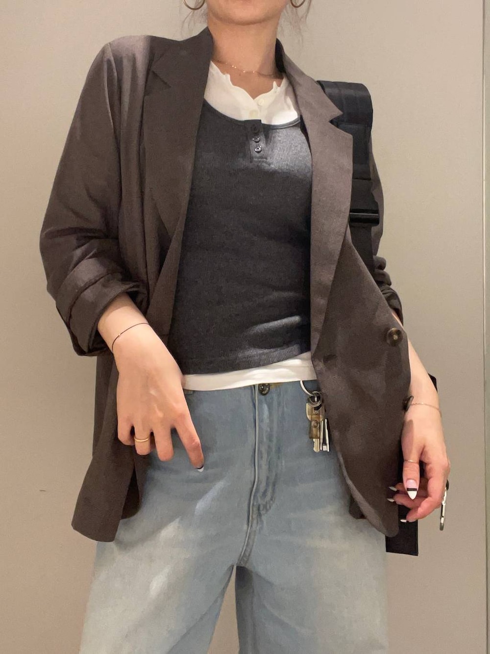 ブラック系のショルダーバッグ、ホワイト系のTシャツ/カットソー、ブラック系のローファーを着用したレディースの春コーディネートの6枚目の写真