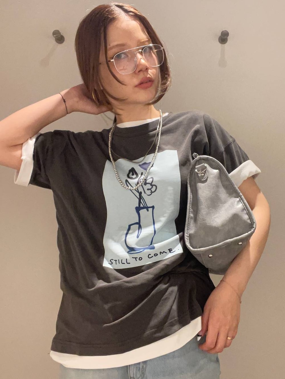 ホワイト系のTシャツ/カットソー、グレー系のTシャツ/カットソー、ブルー系のボストンバッグを着用したレディースの夏コーディネートの3枚目の写真