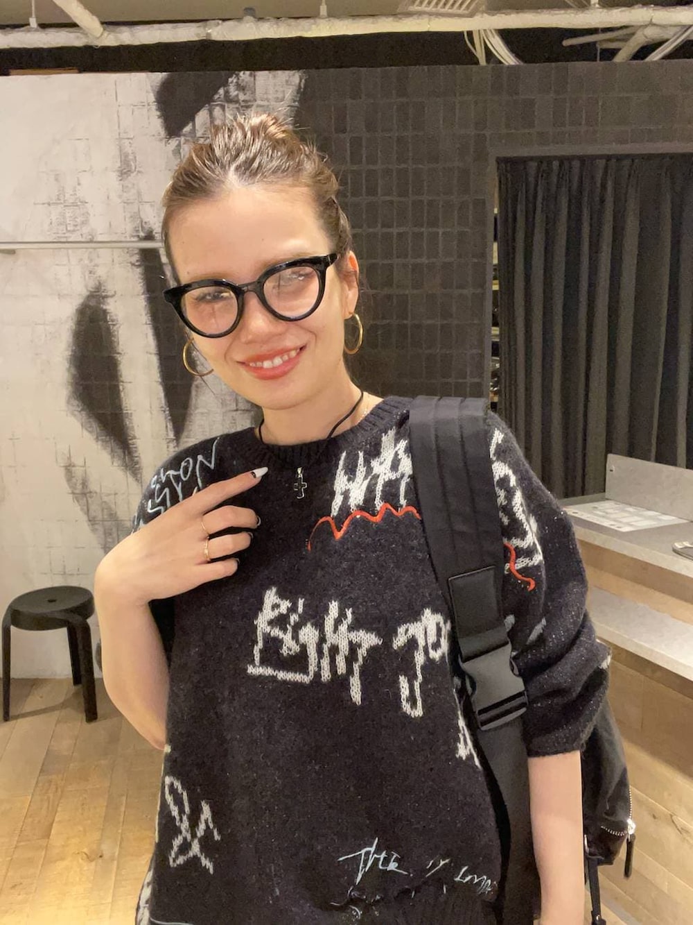 ブラック系のショルダーバッグ、ブラック系のその他シューズ、ブラウン系のデニムパンツを着用したレディースの冬コーディネートの4枚目の写真