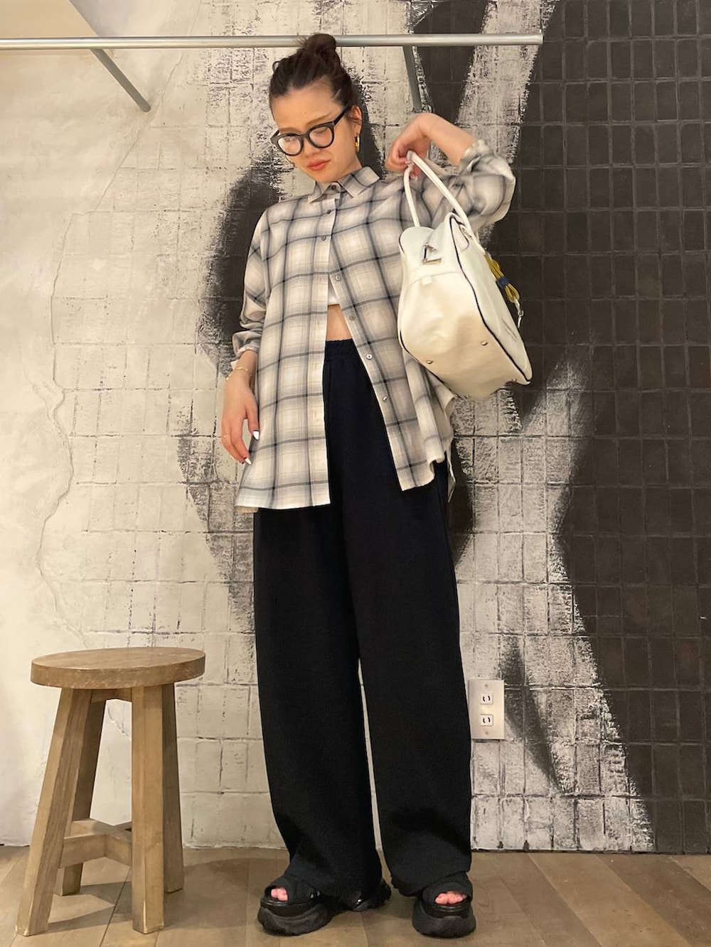 ホワイト系のシャツ/ブラウス、ブラック系のサンダル、ホワイト系のタンクトップを着用したレディースの夏コーディネートの4枚目の写真