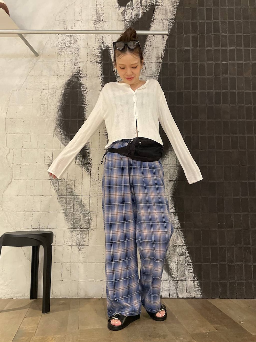 ブルー系のその他パンツ、ホワイト系のカーディガン/ボレロ、ブラック系のサンダルを着用したレディースの夏コーディネートの3枚目の写真
