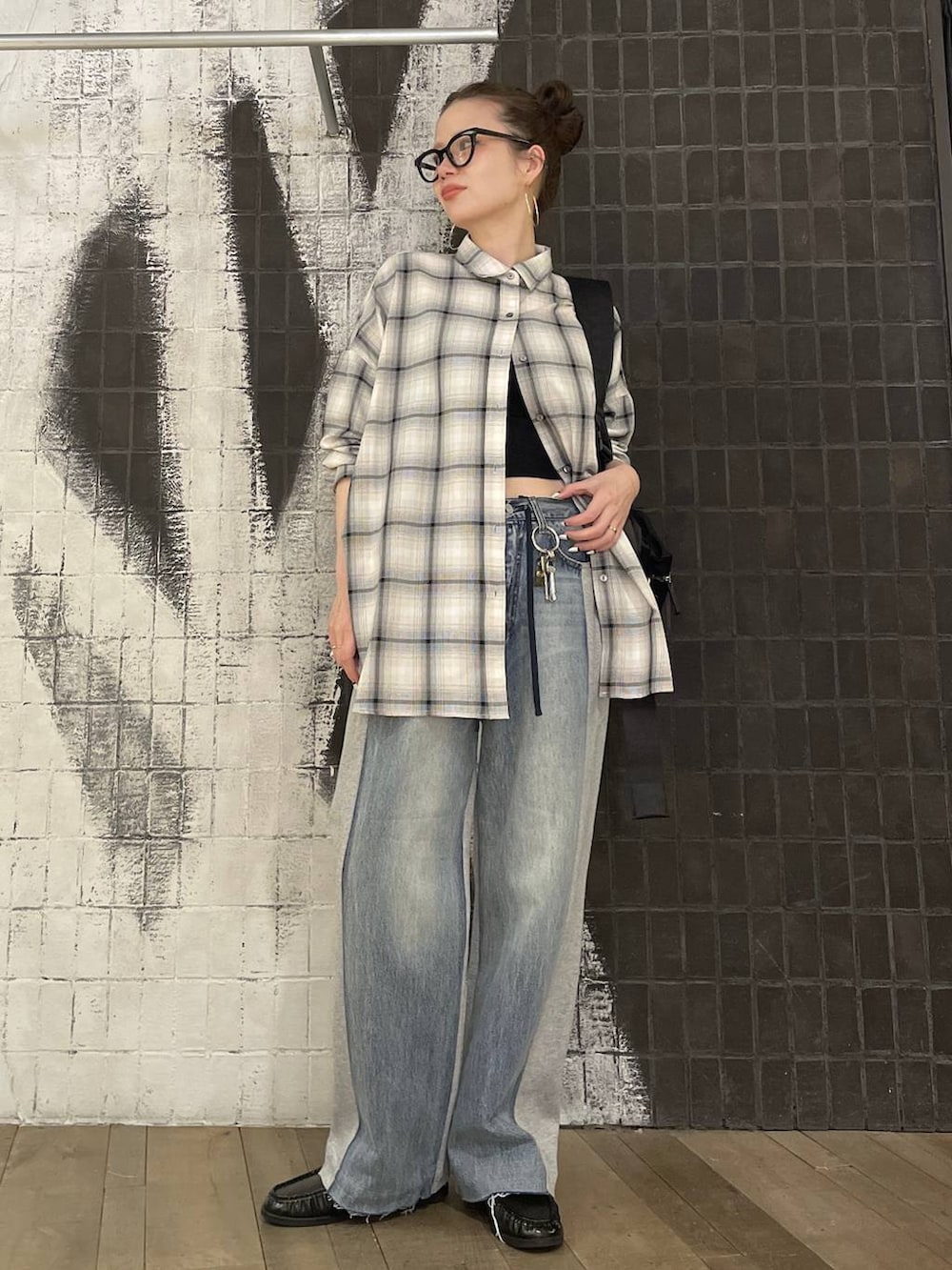 ブラック系のショルダーバッグ、ホワイト系のシャツ/ブラウス、ブラック系のキャミソールを着用したレディースの春コーディネートの6枚目の写真