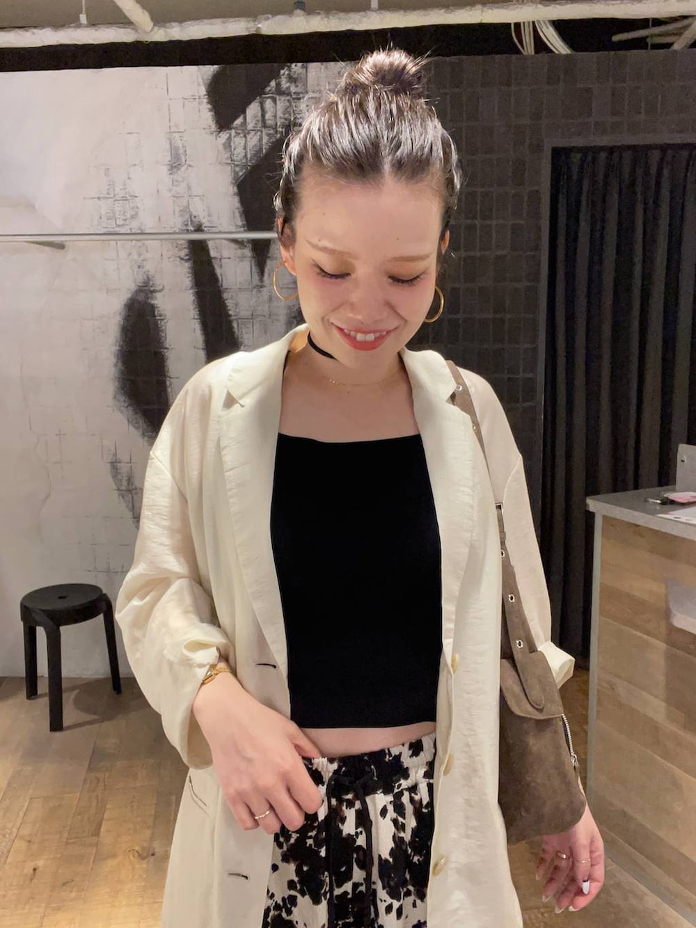 ブラウン系のショルダーバッグ、ブラック系のサンダル、ベージュ系のその他パンツを着用したレディースの秋コーディネートの6枚目の写真