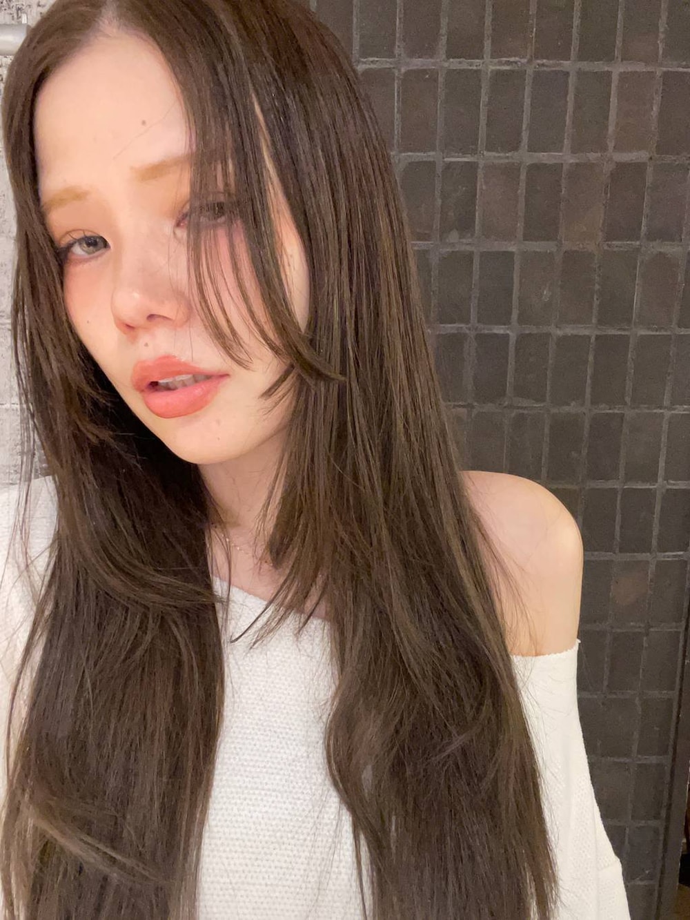 ホワイト系のTシャツ/カットソーを着用したレディースの秋コーディネートの3枚目の写真