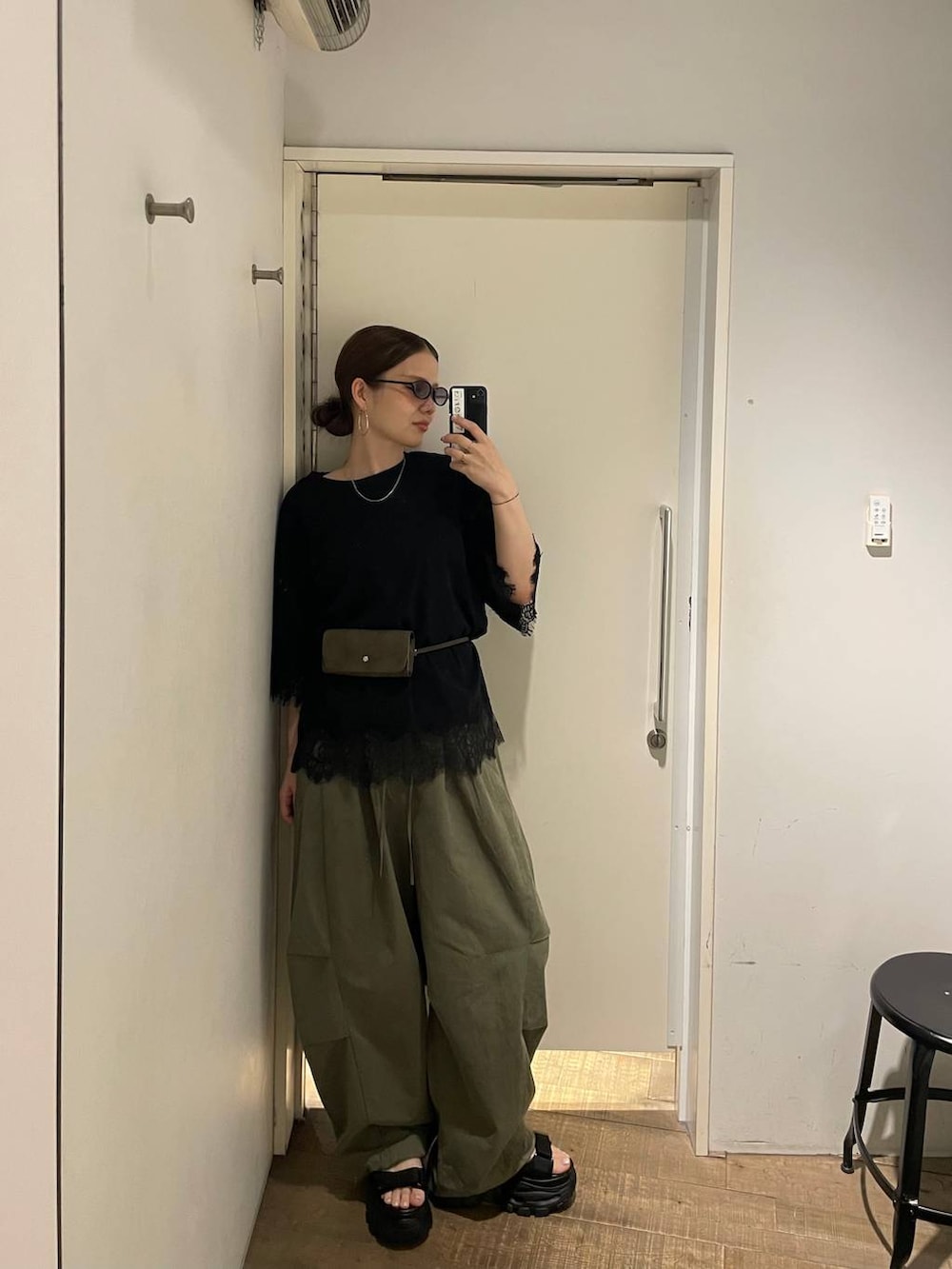 グリーン系のその他パンツ、ブラック系のサンダル、ブラック系のTシャツ/カットソーを着用したレディースの夏コーディネートの4枚目の写真