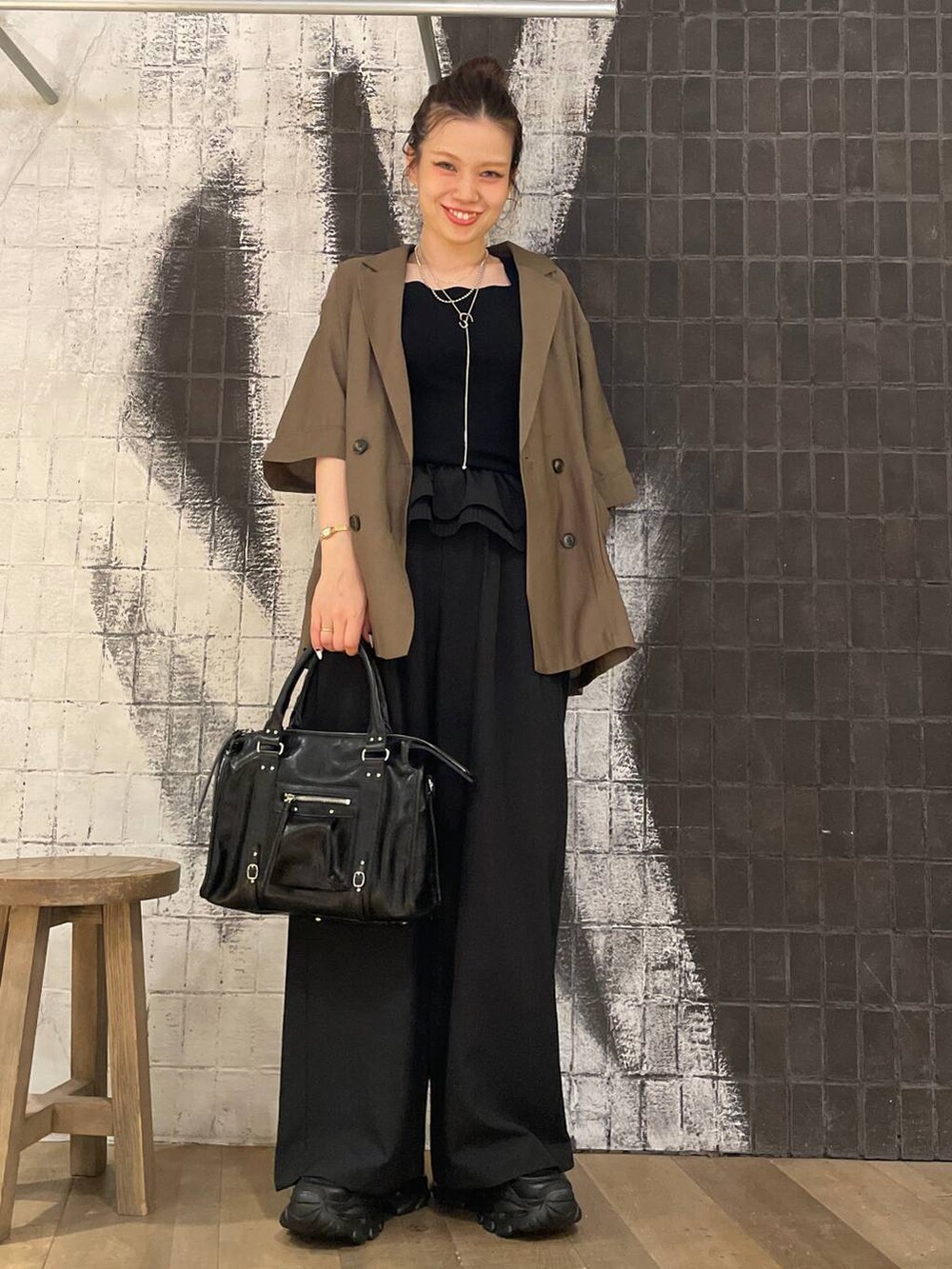 ブラック系のボストンバッグ、ブラック系のブーツ、ブラック系のその他パンツを着用したレディースの夏コーディネートの2枚目の写真