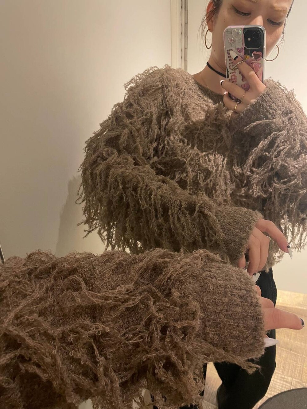 ブラック系のサンダル、ブラック系のスウェットパンツ、ブラウン系のニット/セーターを着用したレディースの秋コーディネートの2枚目の写真